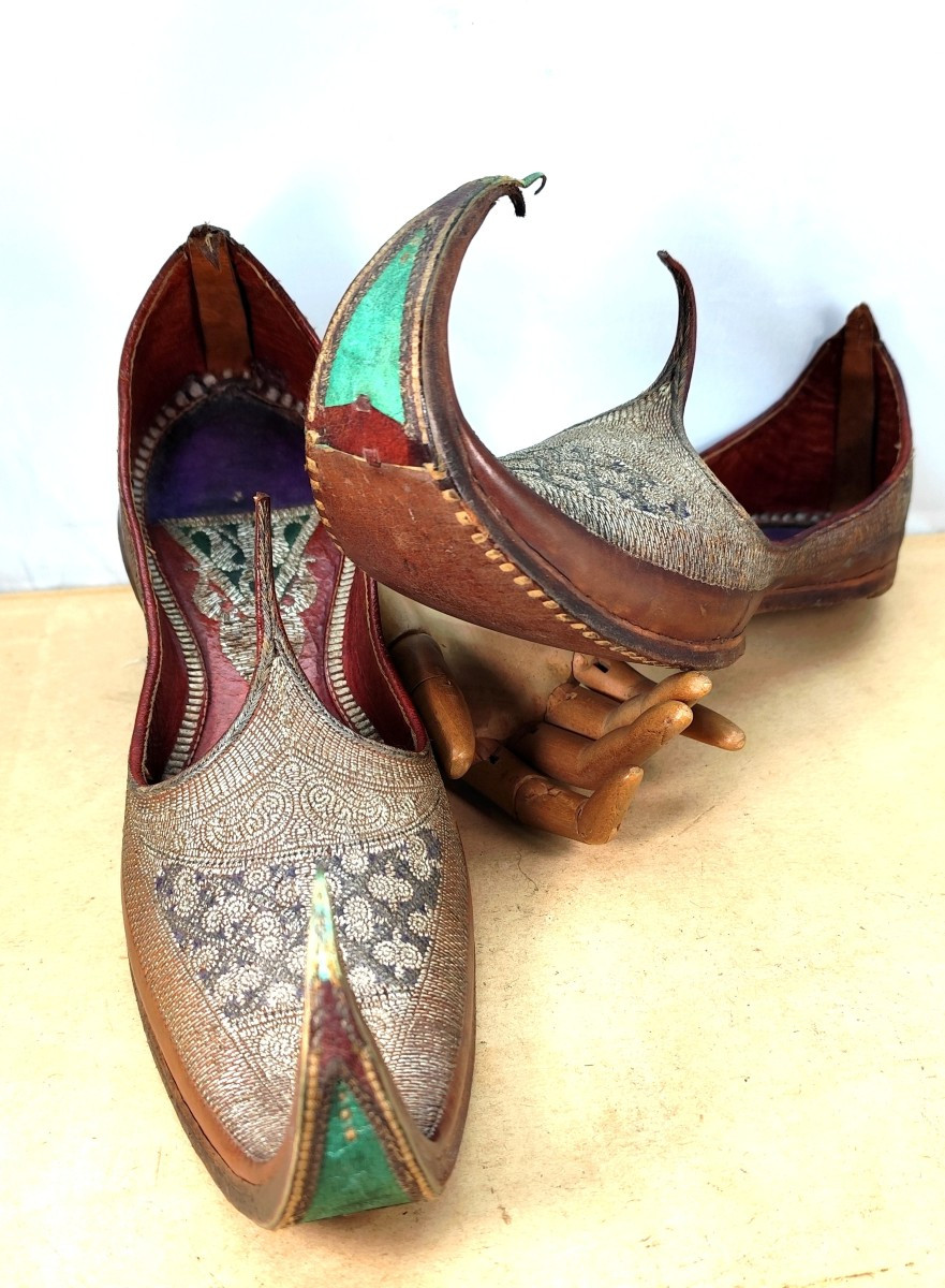 Chaussures de prestige: Mojaris de style Moghol, brodés d’argent, 19e siècle