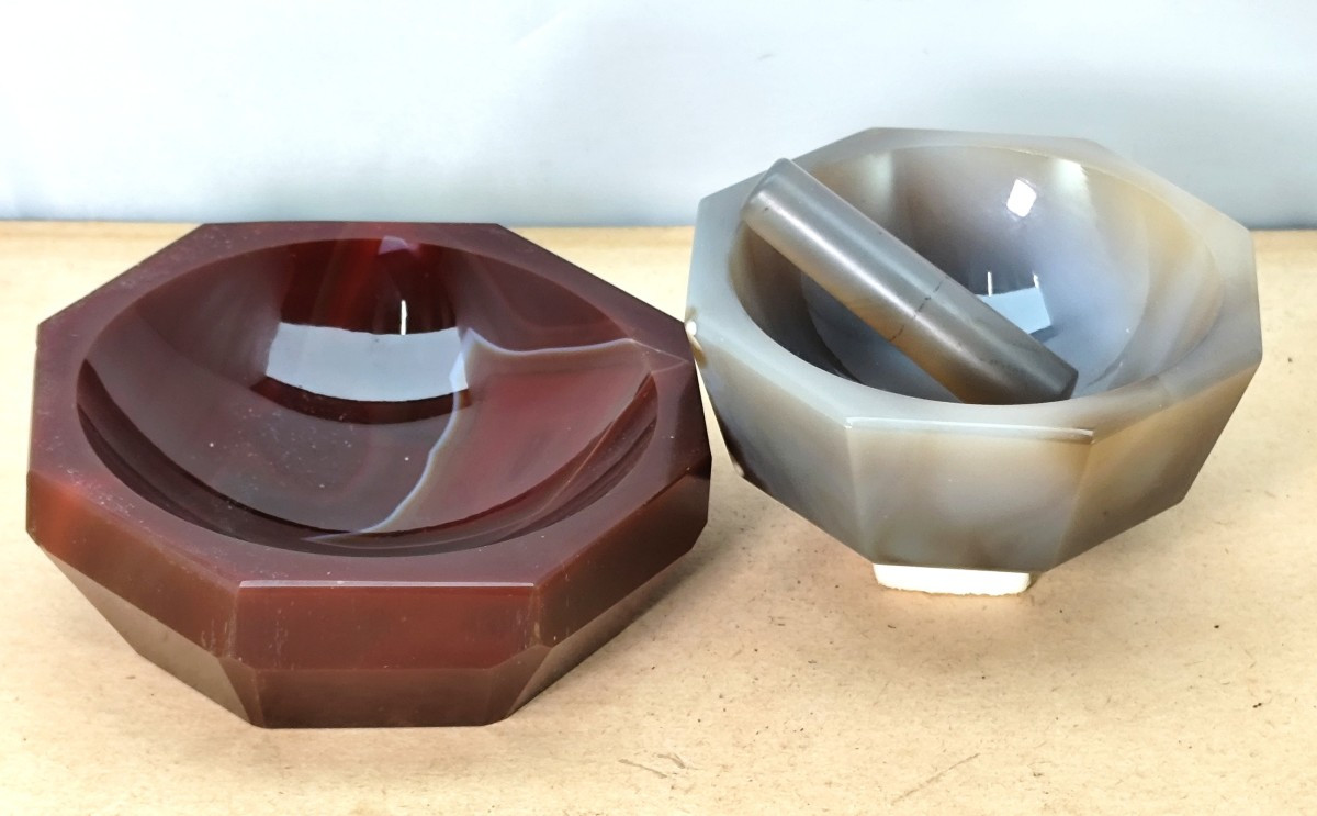 Deux jolis mortiers en agate, pour broyer les couleurs ou les poudres