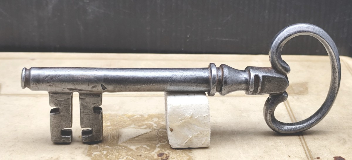 Powerful Key With  Beautiful Ring, Italy, Circa 1650, Good Condition, 14.6cm-photo-1