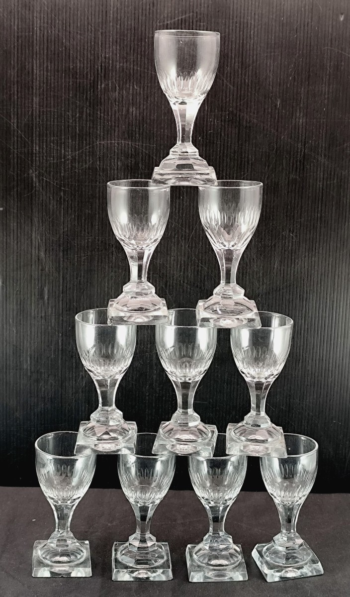 Suite de 10 verres Pieds Carrés Empire, cristal taillé, 10,8cm