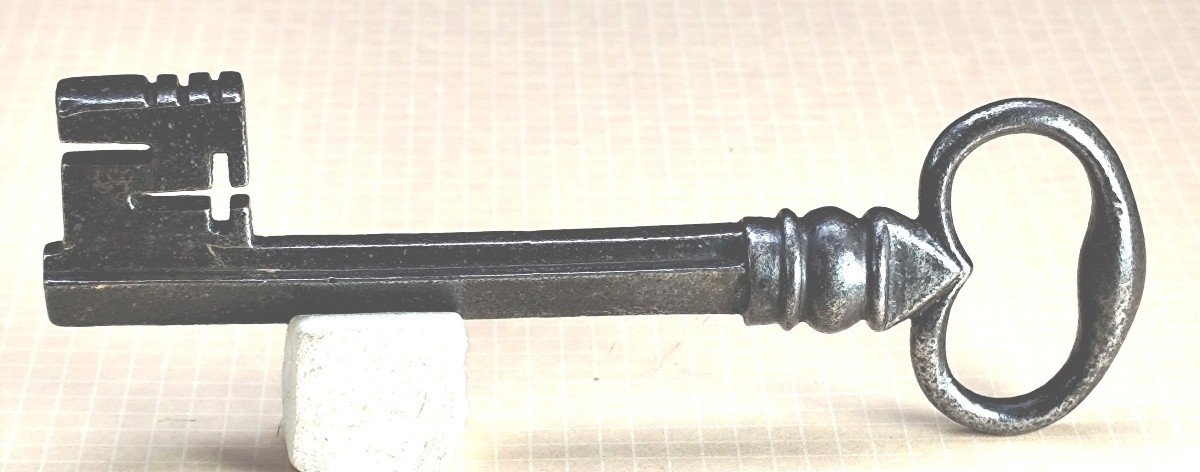 Baroque Français : Belle Clé Delta, acier forgé, bel état, 15,2cm