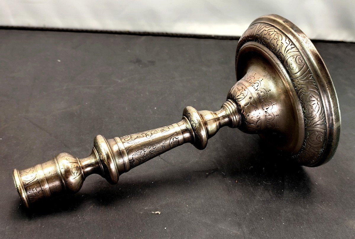Bougeoir époque Louis XIV, finement gravé, anciennement plaqué 