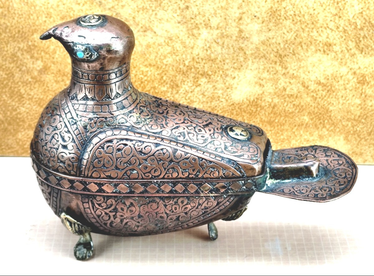 Beautiful Engraved Copper Dove-shaped Box, Persian Art, 19th Century-photo-2