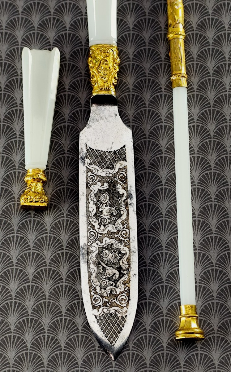 « Article de Paris » nécessaire à courrier en opaline, acier gravé, laiton doré, 19e siècle