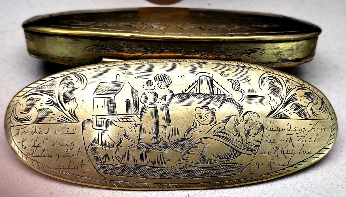 Belle Boîte à pipe parlante, laiton gravé datée, Pays Bas 1808, 
