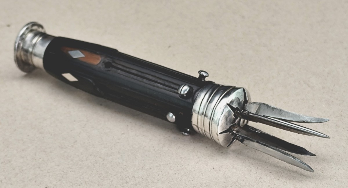 Taille-plumes, necessaire épistolaire d’un Marquis, fin XVIIIe, son sceau, son étui de buis