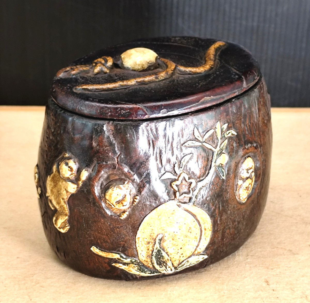 Japon, 19e siècle : l’arbre aux singes : Tonkotsu cuir gaufré, signé