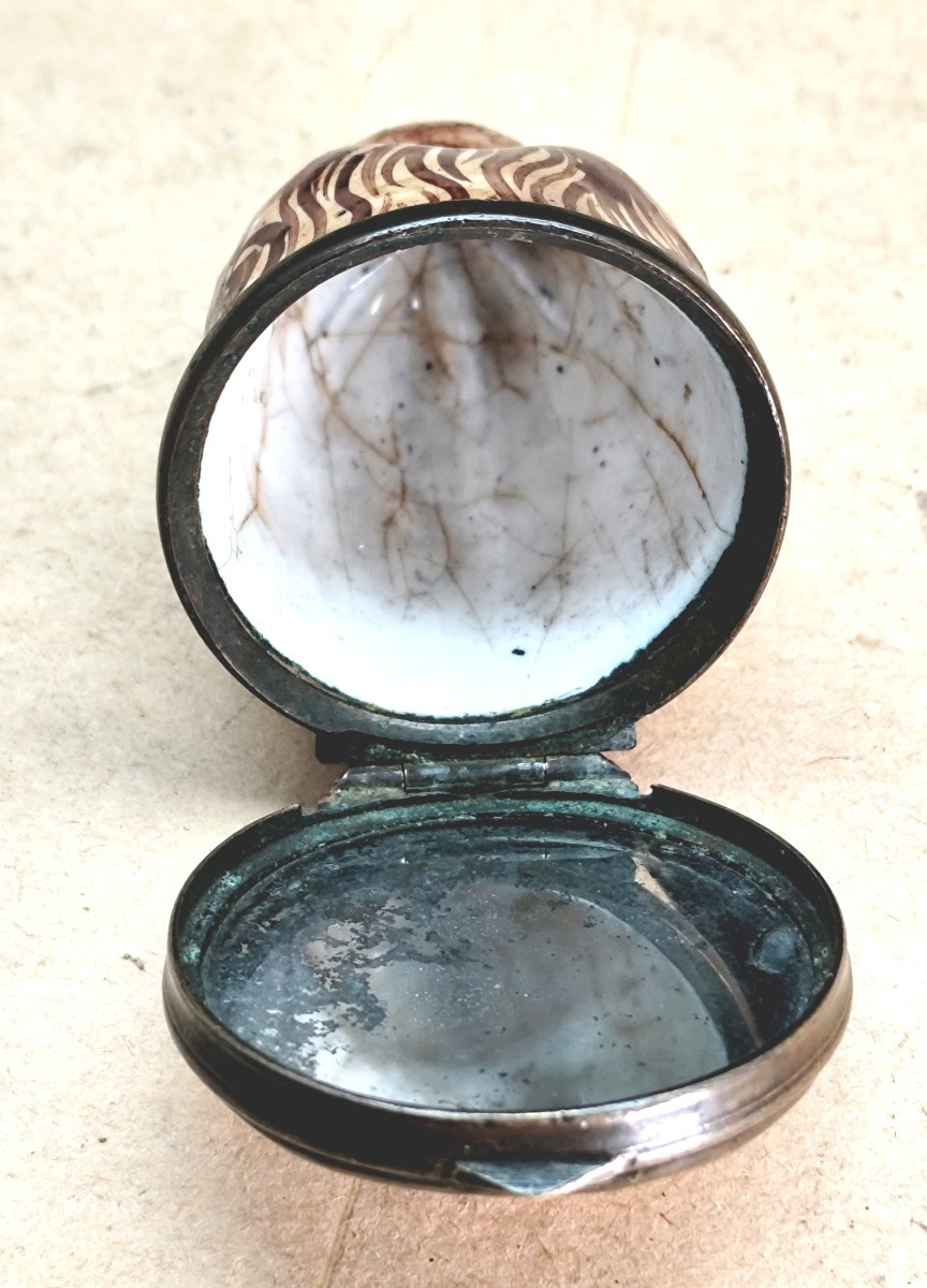 Minuscula : tête de chien, « toy » en émail : bonbonnière de Bliston, vers 1770, avec miroir-photo-4