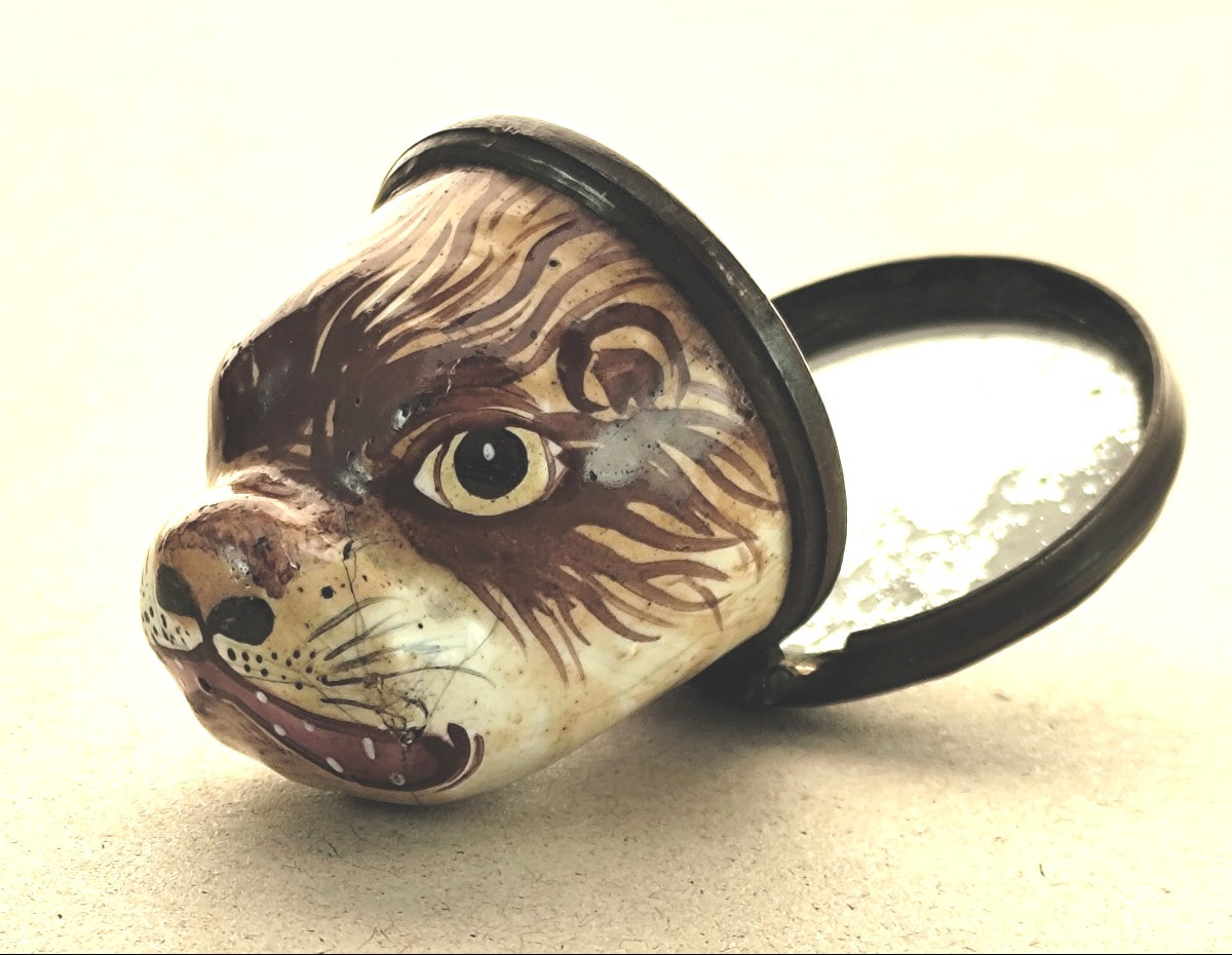 Minuscula : tête de chien, « toy » en émail : bonbonnière de Bliston, vers 1770, avec miroir
