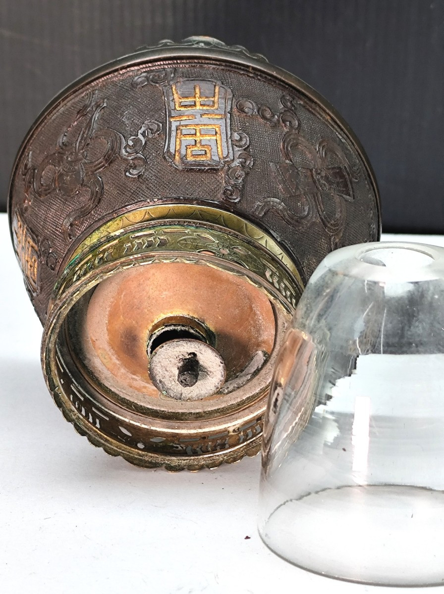 Jolie Lampe de fumerie d’Opium, Noix sculptée, laiton gravé, Chine, fin 19e-photo-1