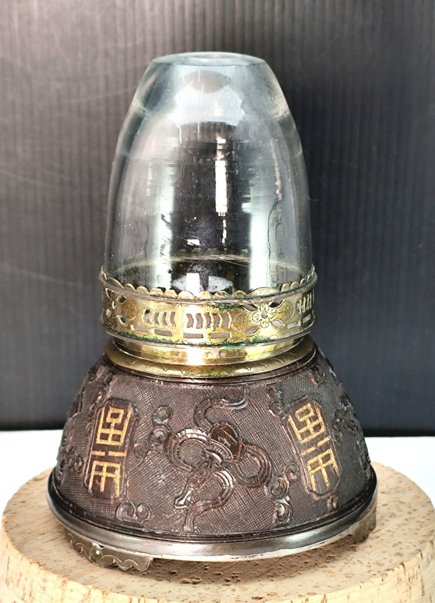 Jolie Lampe de fumerie d’Opium, Noix sculptée, laiton gravé, Chine, fin 19e