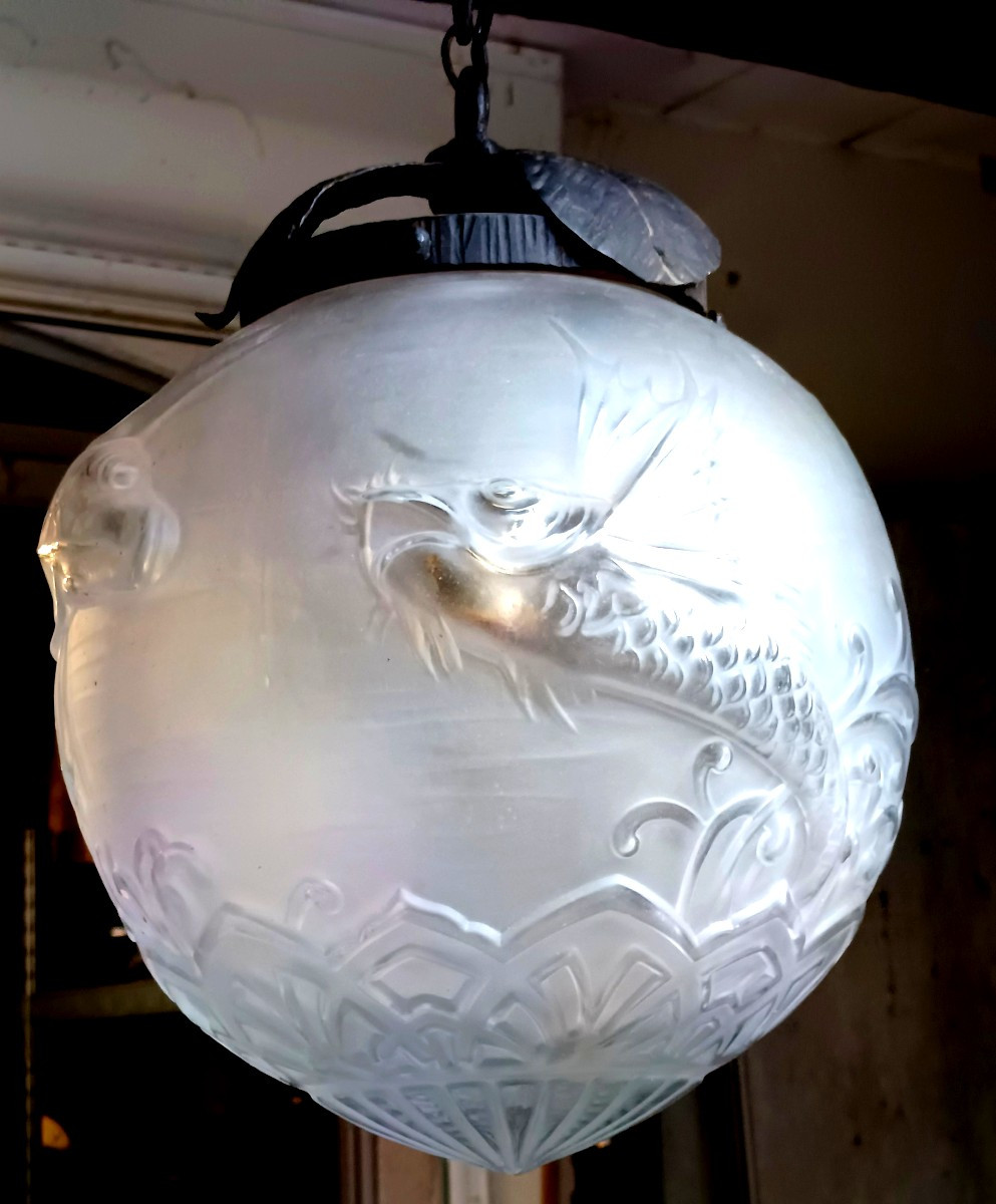 Lustre Boule verre dépoli aux poissons, Lorrain, 1930, Paul Daum et d’Avesn
