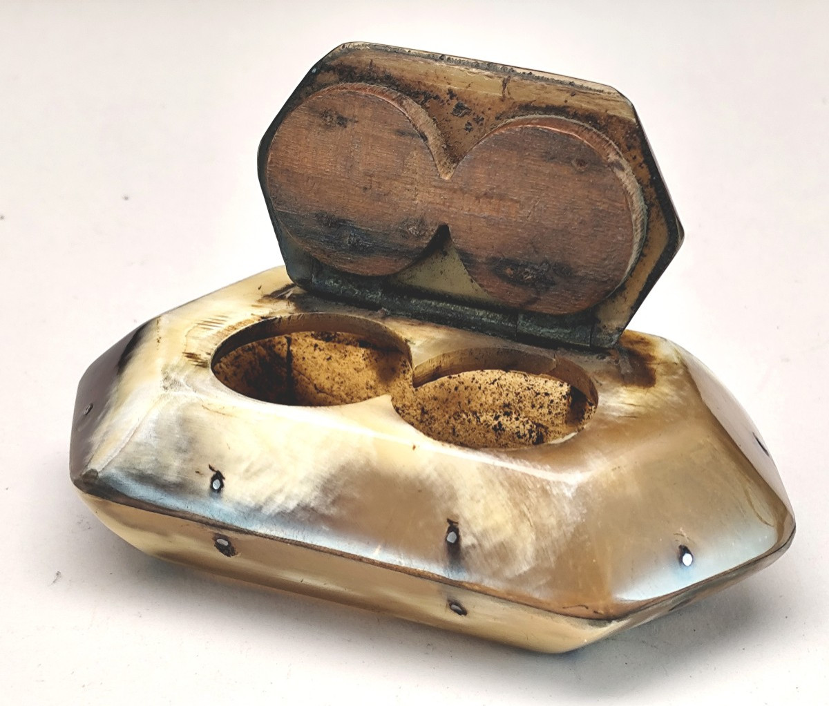 Tabatière d’Avare à prise contrariée, corne blonde, Art populaire 19e siècle