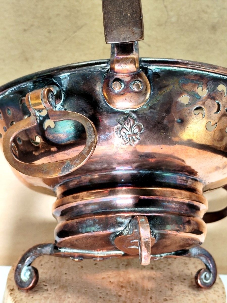 Poinçonné  fleur de lys, petit réchaud de table cuivre ajouré, 18e siècle-photo-2