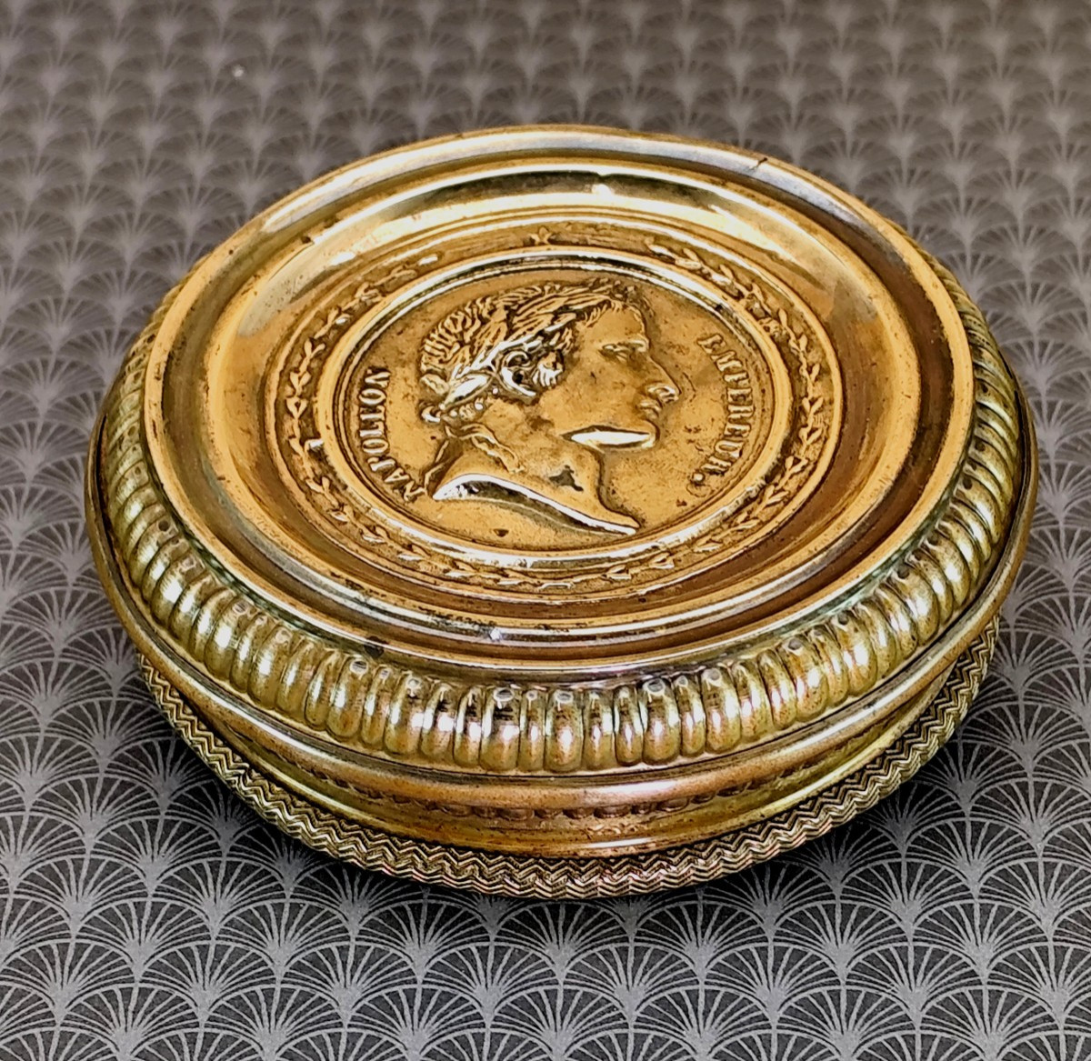 Boîte ronde, Tabatière de Grognard, étain et laiton, époque 1er Empire