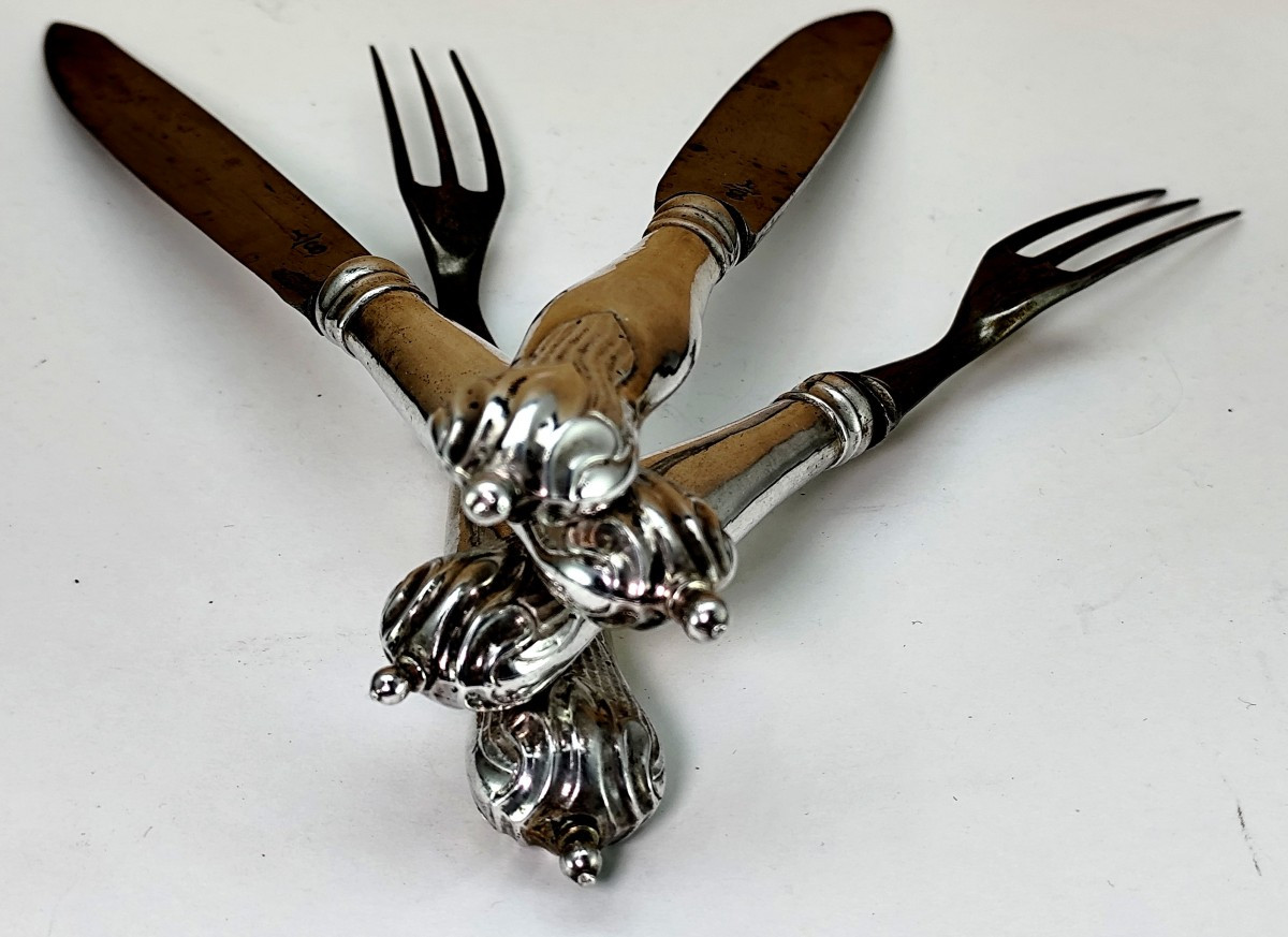 Paire de couverts à gibier 18es lames marquées, manche argent rocaille à pommeau.-photo-3