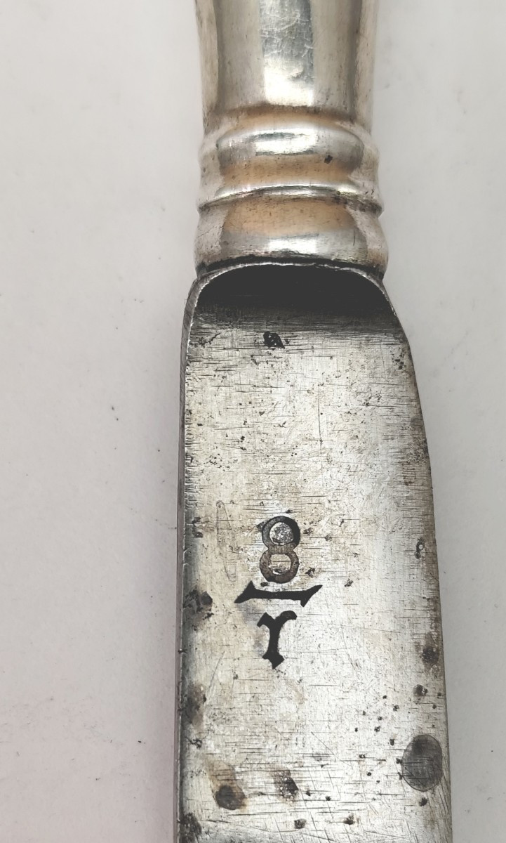 Paire de couverts à gibier 18es lames marquées, manche argent rocaille à pommeau.-photo-4