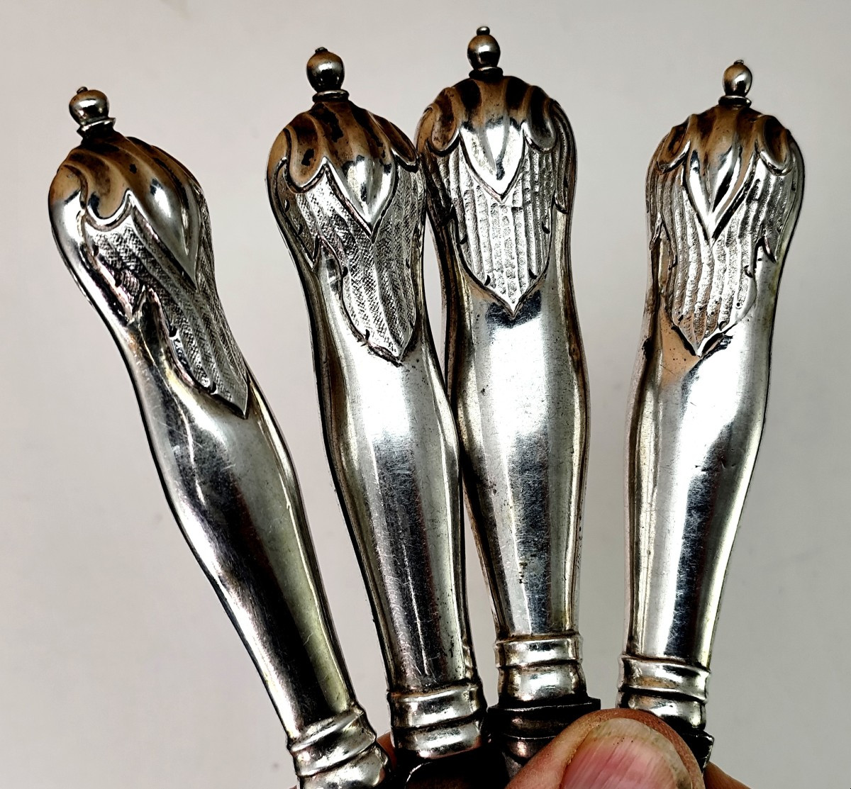 Paire de couverts à gibier 18es lames marquées, manche argent rocaille à pommeau.-photo-1