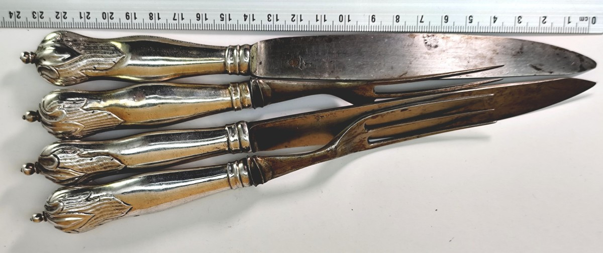 Paire de couverts à gibier 18es lames marquées, manche argent rocaille à pommeau.-photo-2