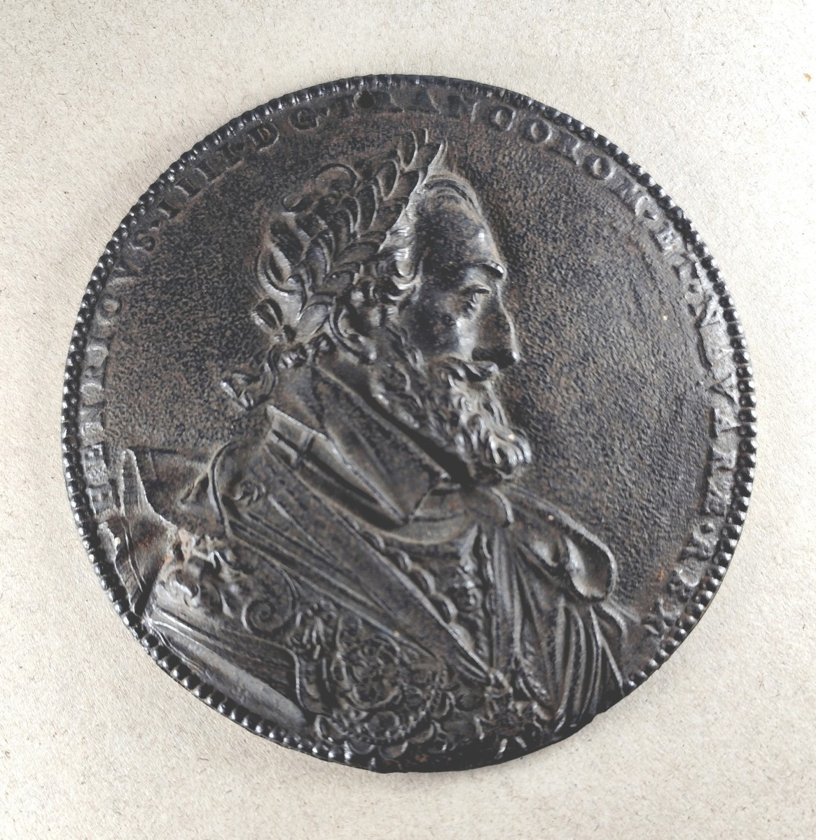 Paire de couverts à gibier 18es lames marquées, manche argent rocaille à pommeau.-photo-3