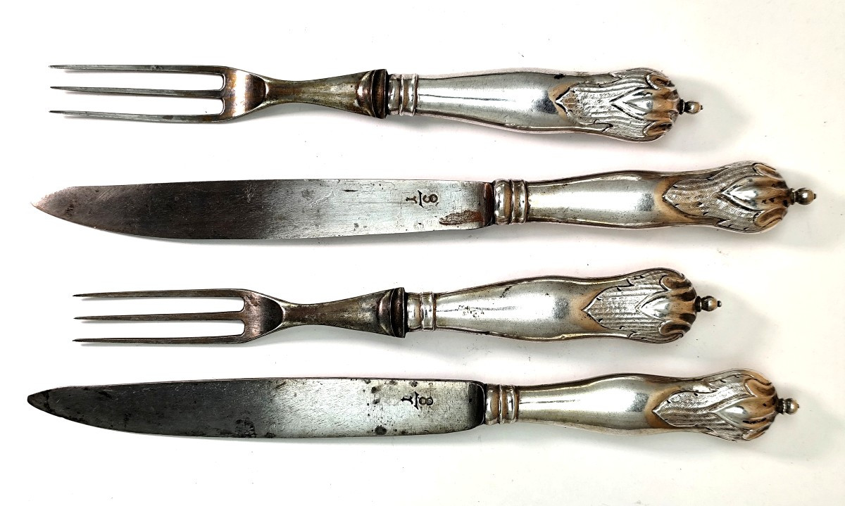 Paire de couverts à gibier 18es lames marquées, manche argent rocaille à pommeau.