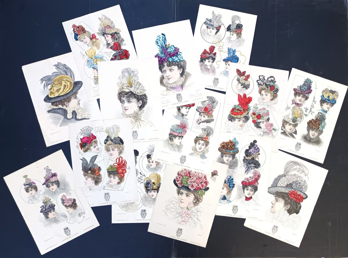 CHAPEAUX ! 14 grandes gravures aquarellées, 1904, bel ensemble