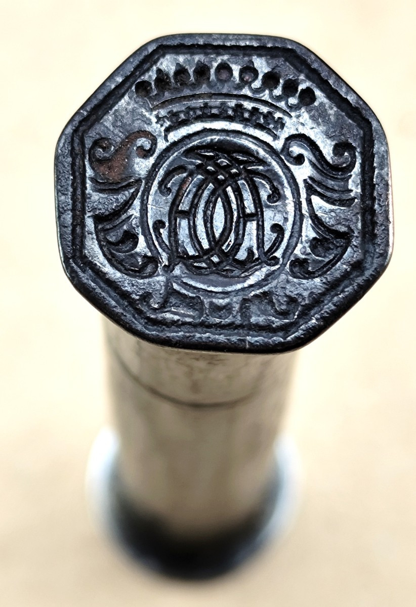 Etui à Cire Fer à vis,  ép. Louis XIV, Deux Armoiries ;