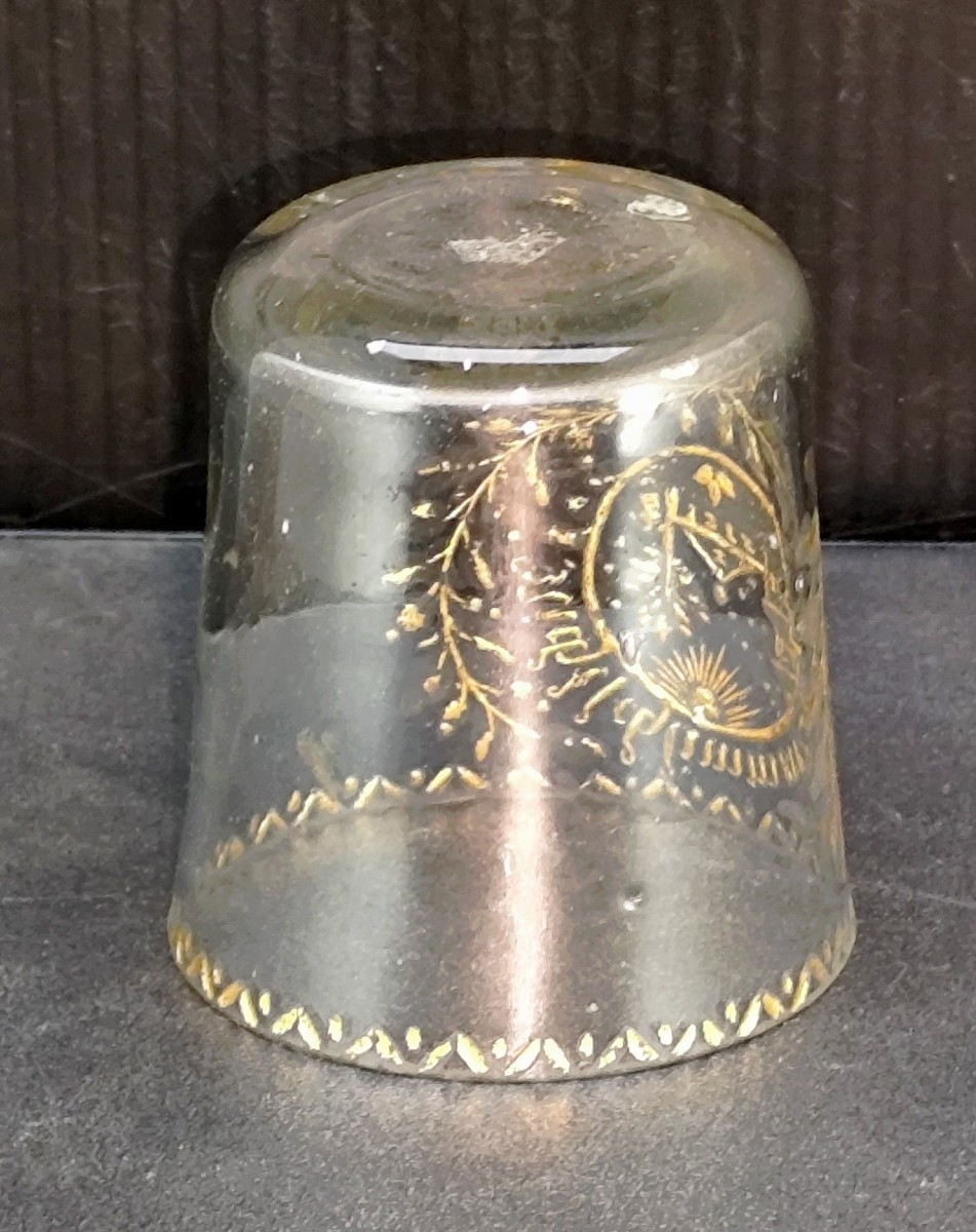 Beau Verre 18e à alcool triste, soufflé gravé doré-photo-1