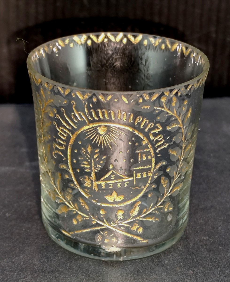 Beau Verre 18e à alcool triste, soufflé gravé doré