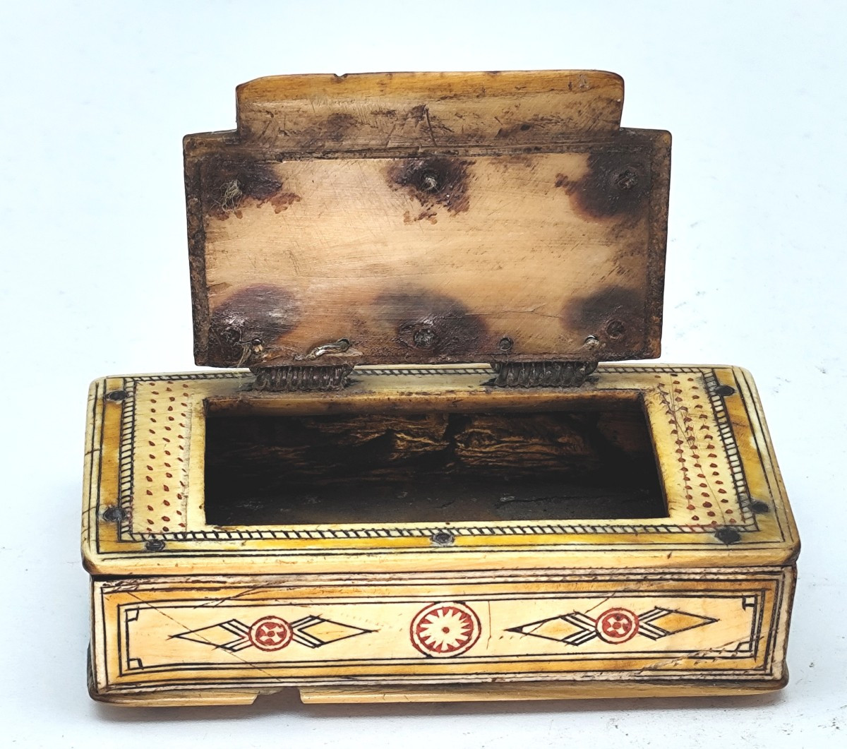 A Tailor's Beautiful Tobacco Box,  Engraved Horn, 1828-photo-3