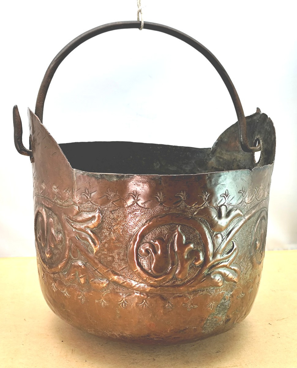Copper Bucket From 16th-17th Century With Gothic Floral Frieze - Tyrol Or Northern Italy, Worn -photo-2