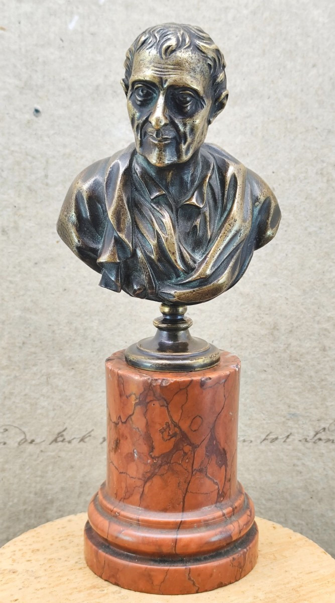 Beau petit Buste de Montesquieu, bronze et marbre, vers 1800
