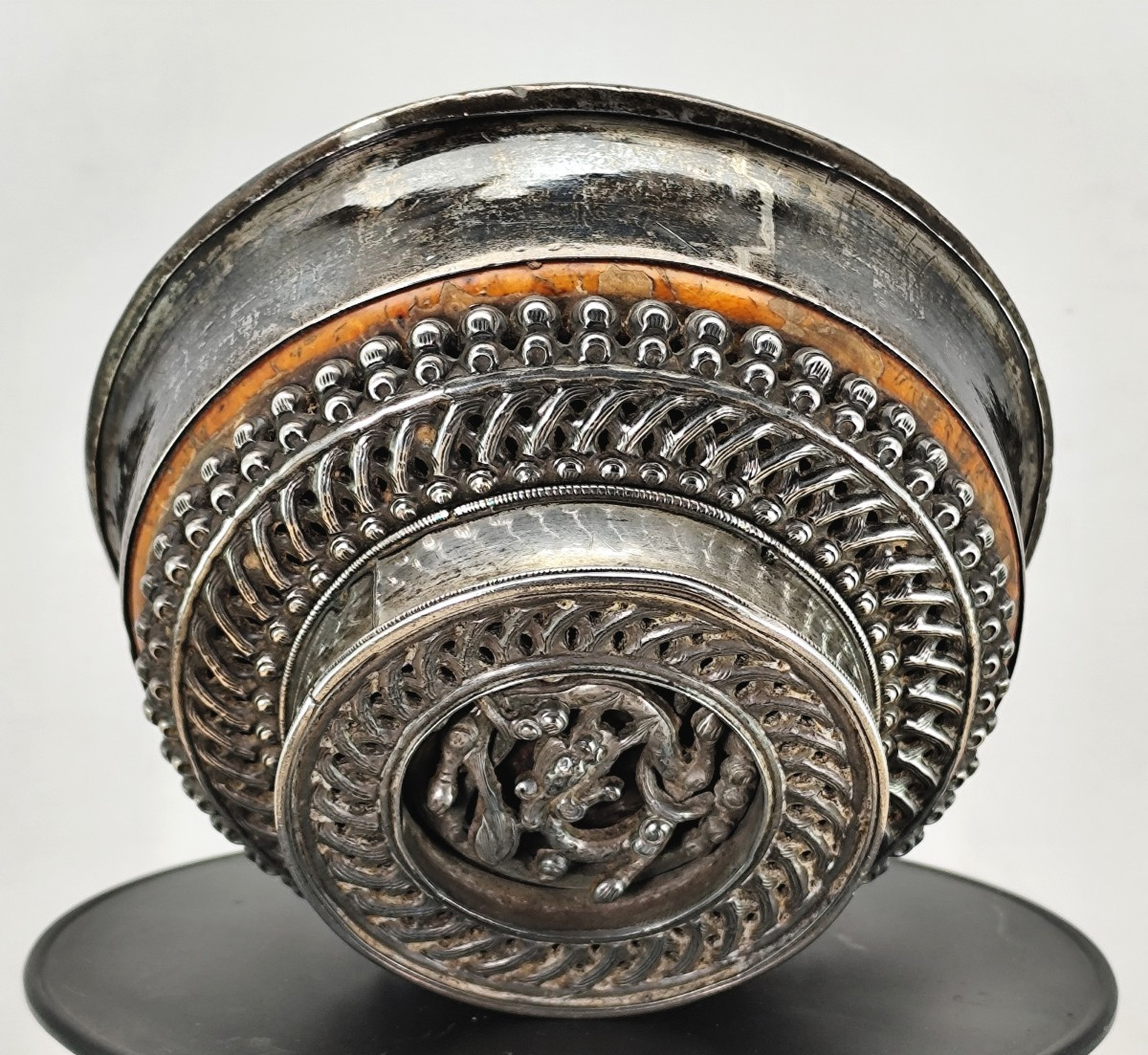 Précieux bol à Thé au Beurre de yack, bois garni d’argent Tibétain