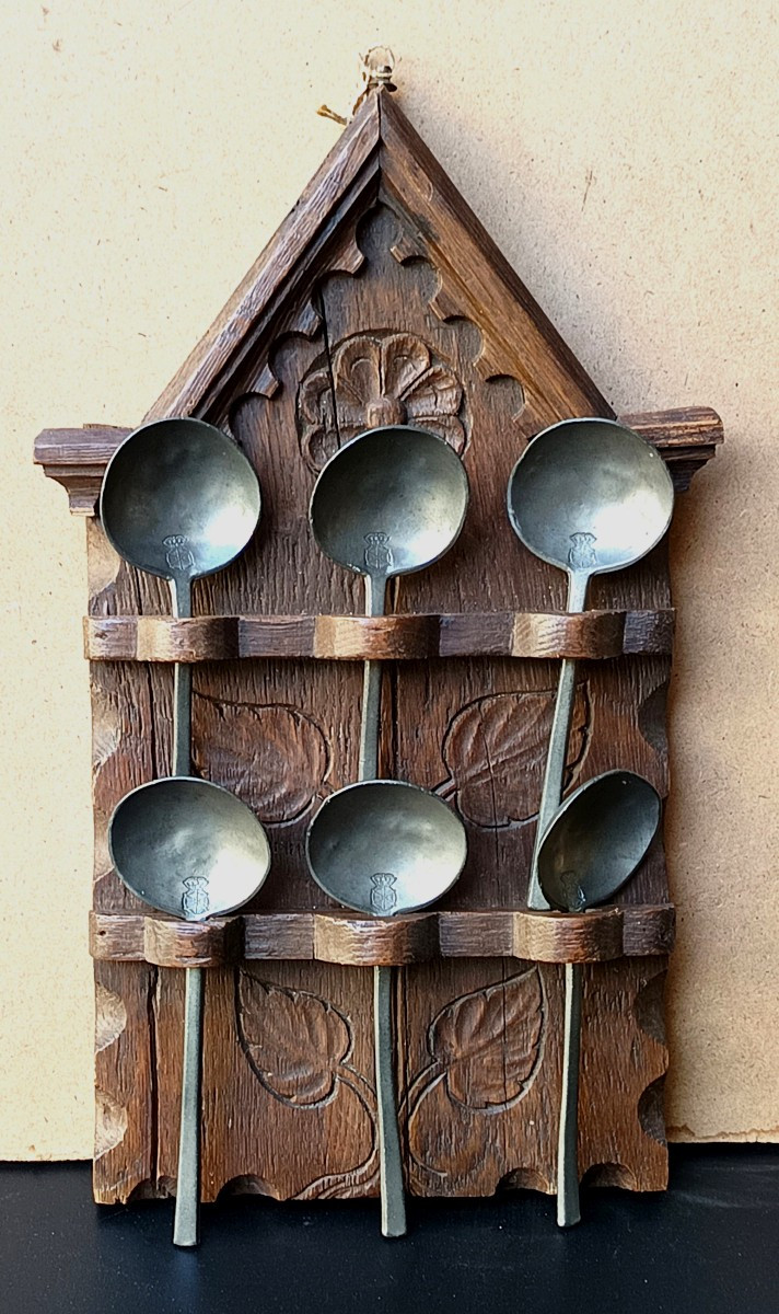 Porte cuillers étain, chêne sculpté, Historismus, style 17e siècle