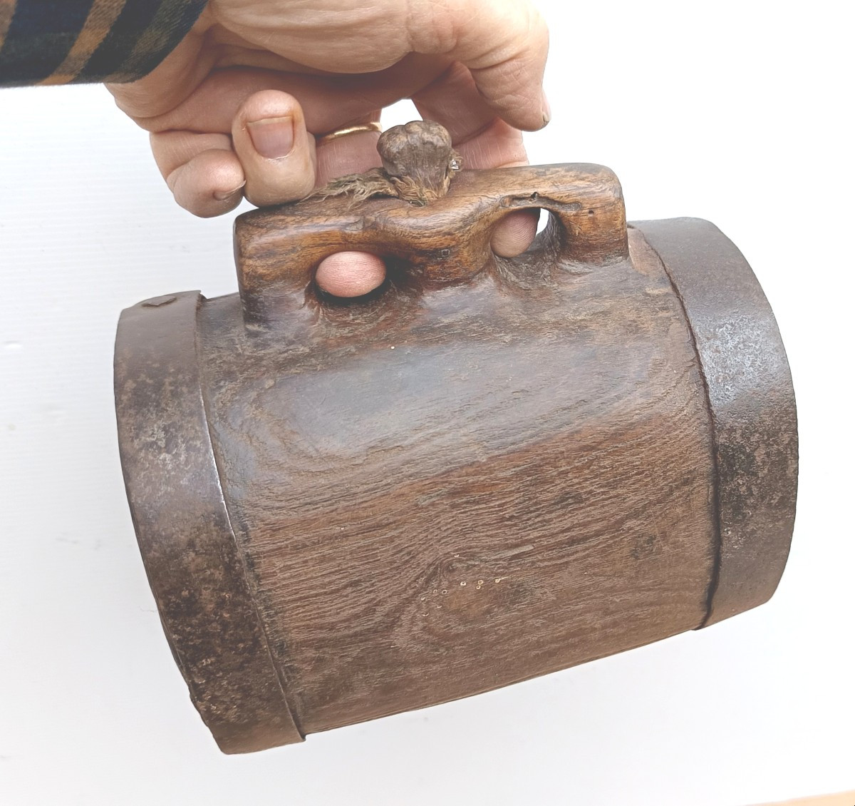 Tonnelet à deux doigts, cerclé de fer, bois d’orme veiné, 18-19e siècle-photo-2