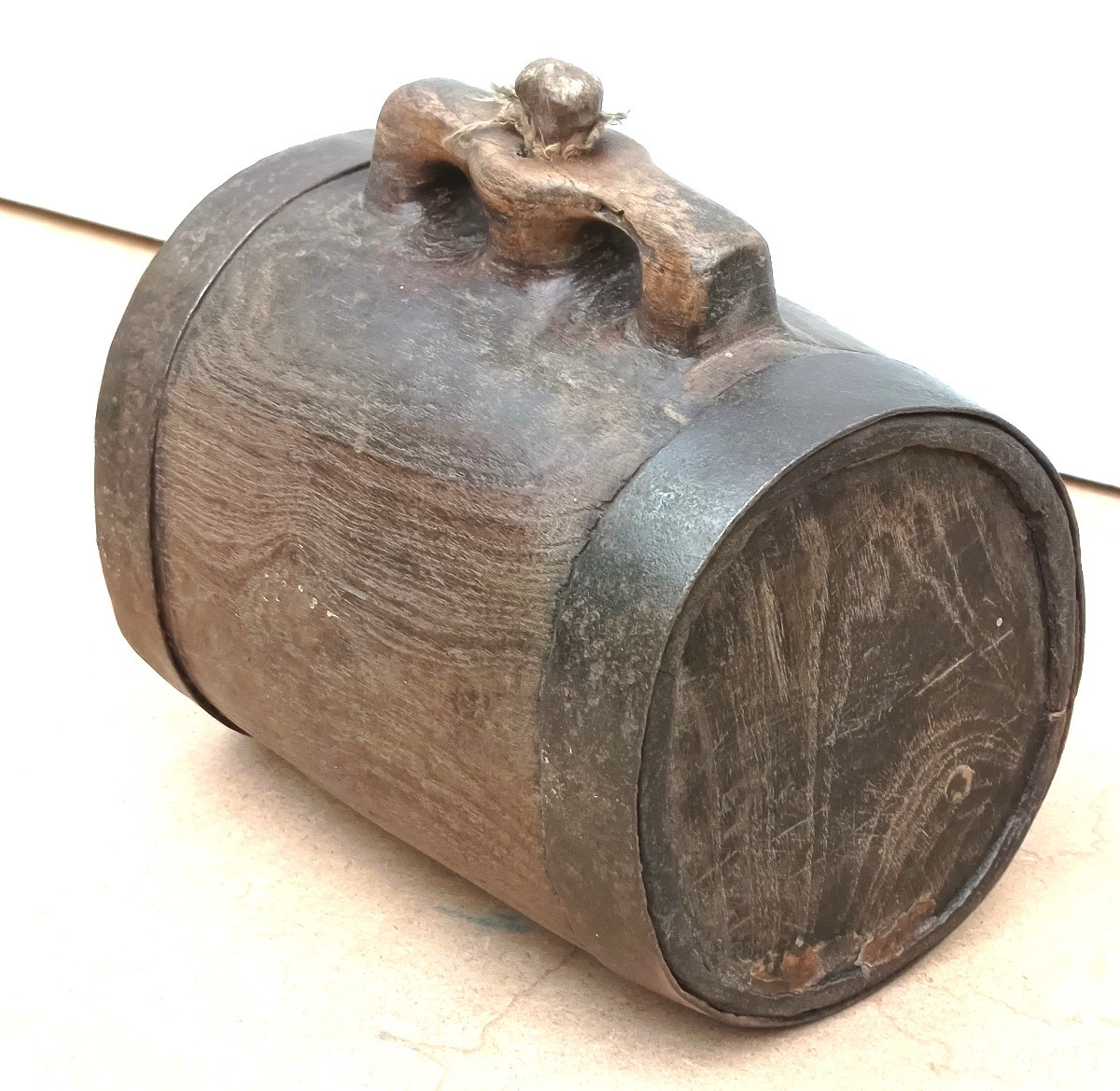 Tonnelet à deux doigts, cerclé de fer, bois d’orme veiné, 18-19e siècle-photo-4