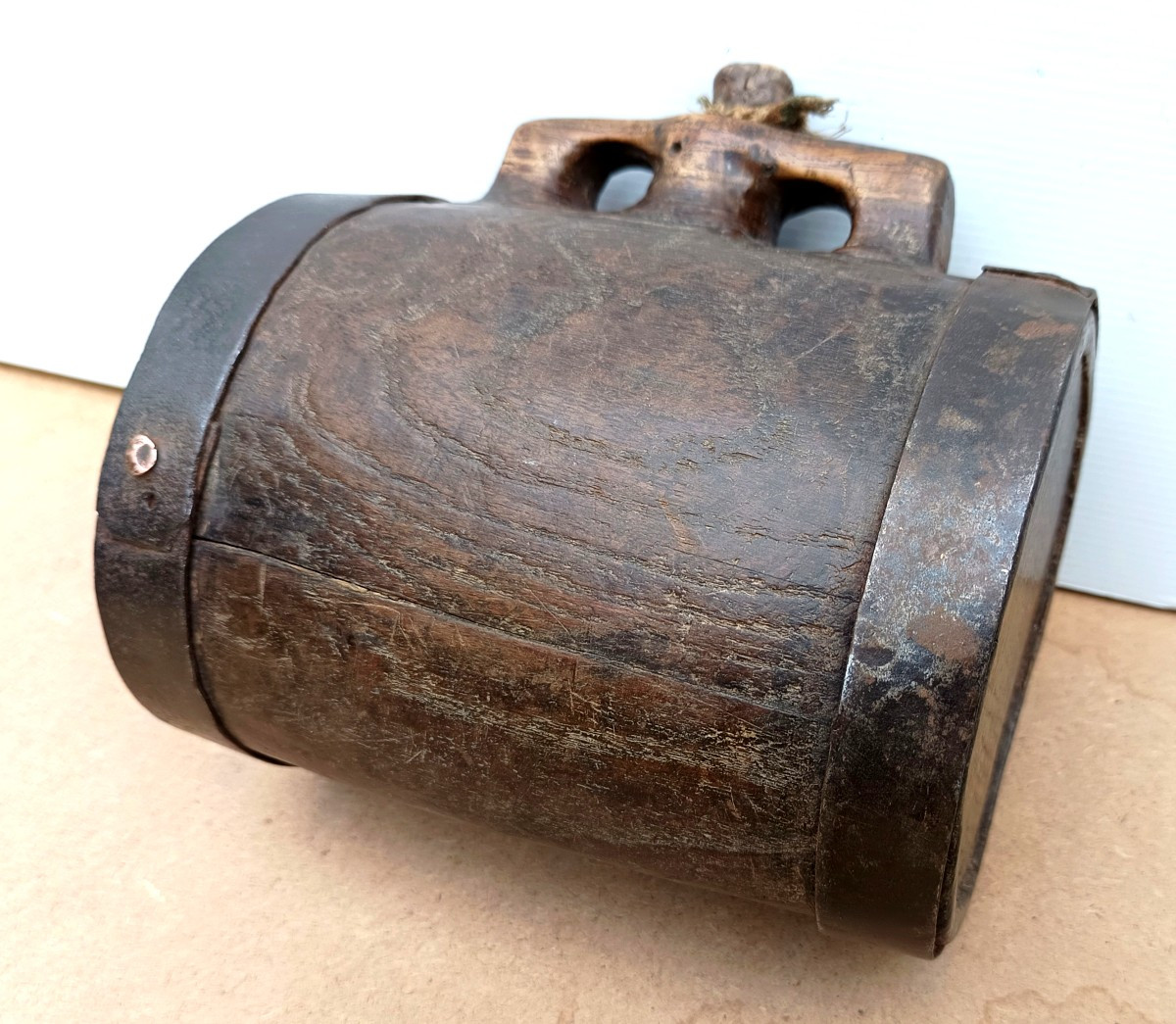 Tonnelet à deux doigts, cerclé de fer, bois d’orme veiné, 18-19e siècle-photo-1