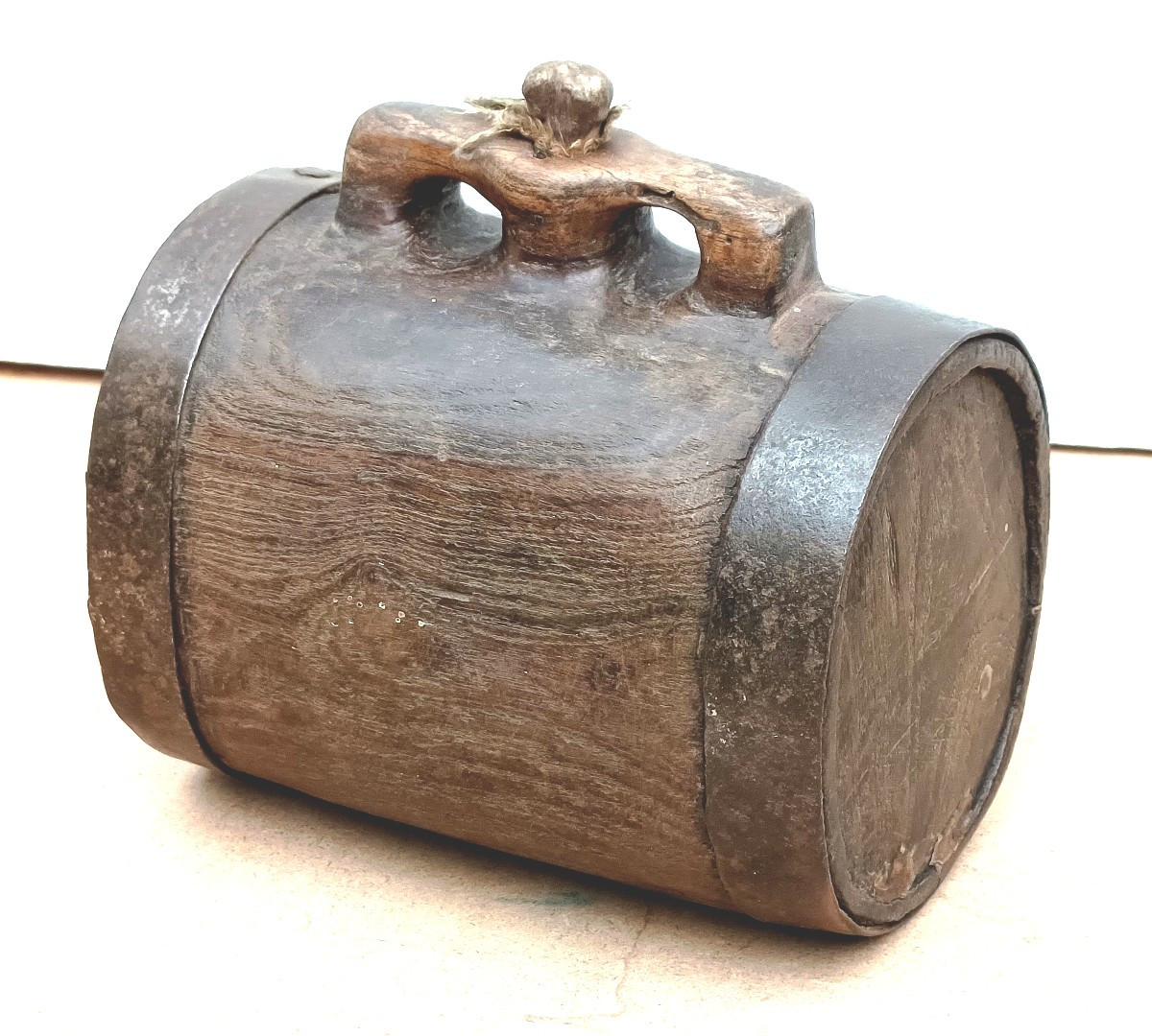 Tonnelet à deux doigts, cerclé de fer, bois d’orme veiné, 18-19e siècle