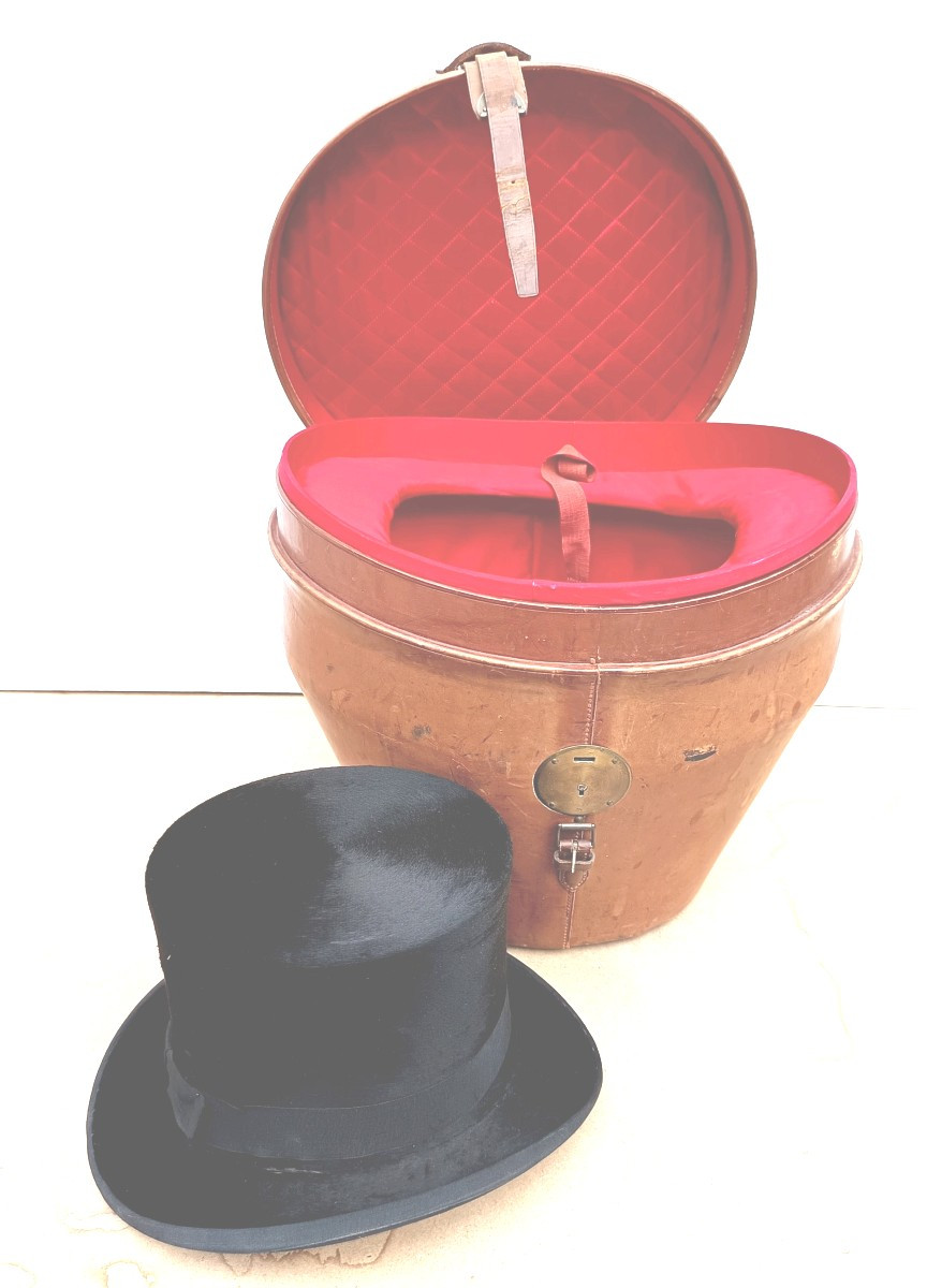 Exquisite Top Hat In A Padded Calfskin Case
