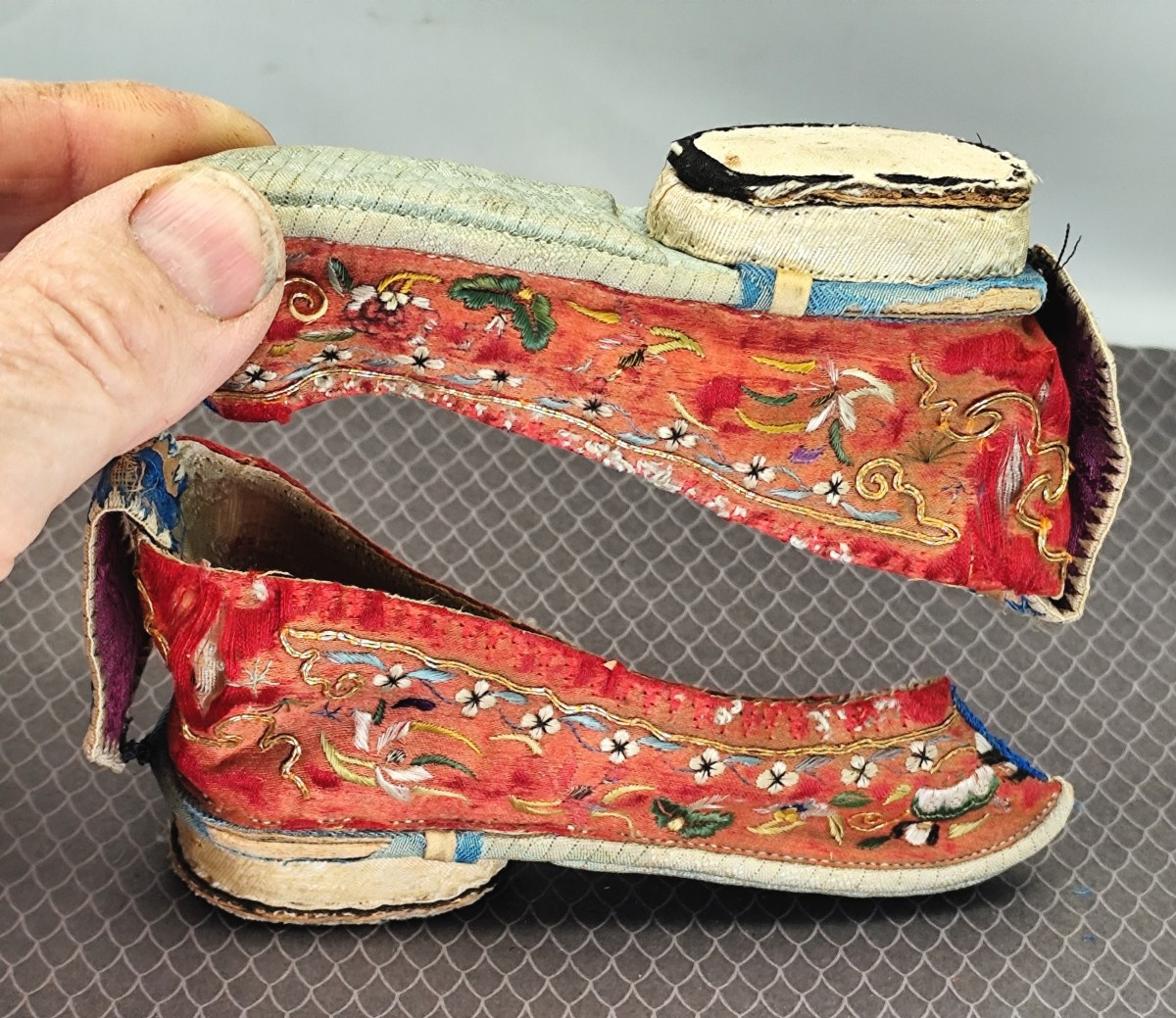 Luxueuses Petites chaussures d’enfant (usagées), soie brodée, Chine, 19e siècle-photo-2