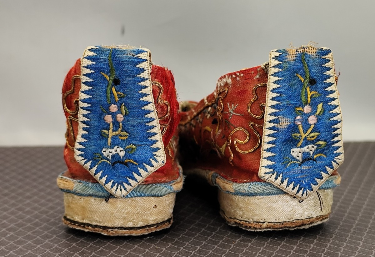 Luxueuses Petites chaussures d’enfant (usagées), soie brodée, Chine, 19e siècle-photo-3
