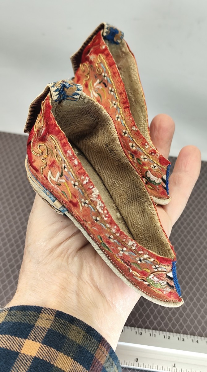 Luxueuses Petites chaussures d’enfant (usagées), soie brodée, Chine, 19e siècle-photo-4