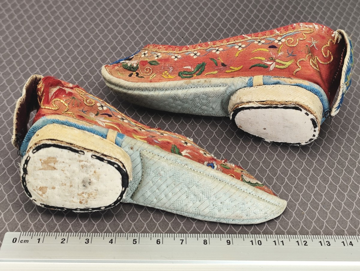 Luxueuses Petites chaussures d’enfant (usagées), soie brodée, Chine, 19e siècle-photo-1