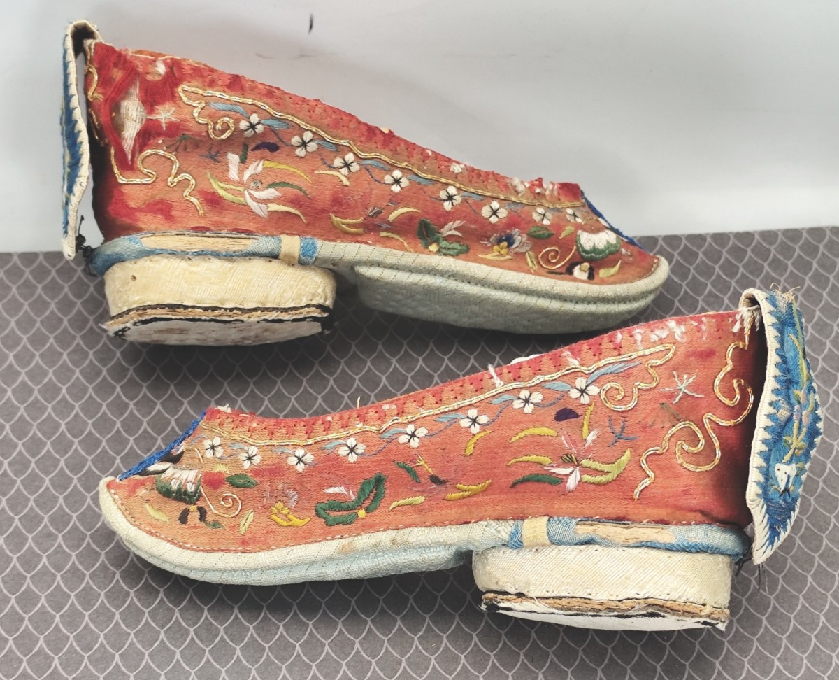 Luxueuses Petites chaussures d’enfant (usagées), soie brodée, Chine, 19e siècle-photo-2