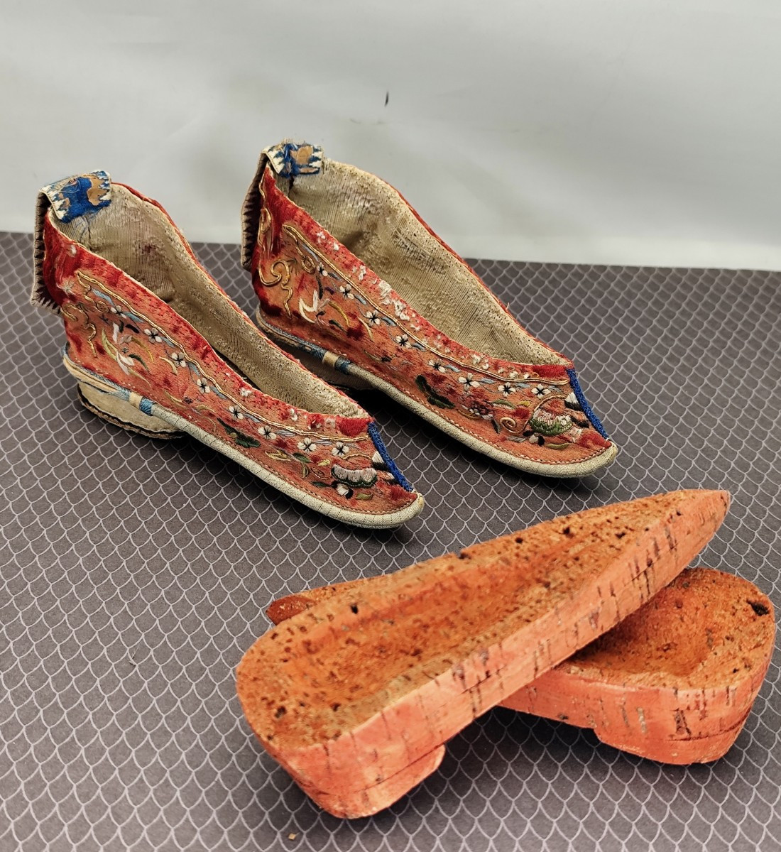 Luxueuses Petites chaussures d’enfant (usagées), soie brodée, Chine, 19e siècle-photo-3