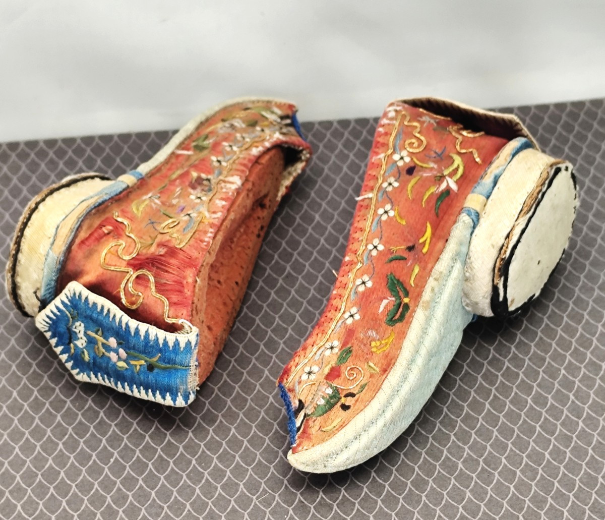 Luxueuses Petites chaussures d’enfant (usagées), soie brodée, Chine, 19e siècle