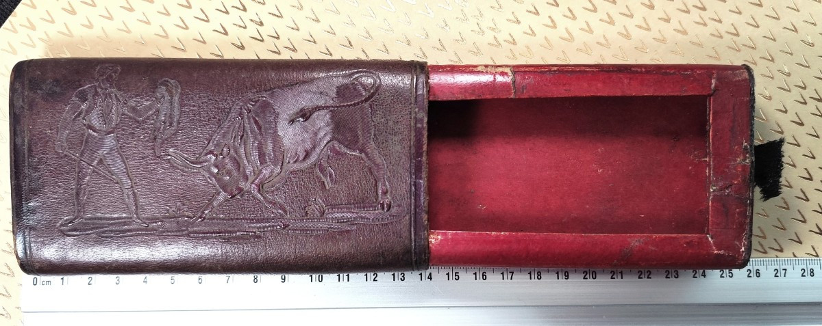 Bullfighting And Tobacco: Bullfighting Cigar Case In Embossed Leather, Late 19th Century-photo-2