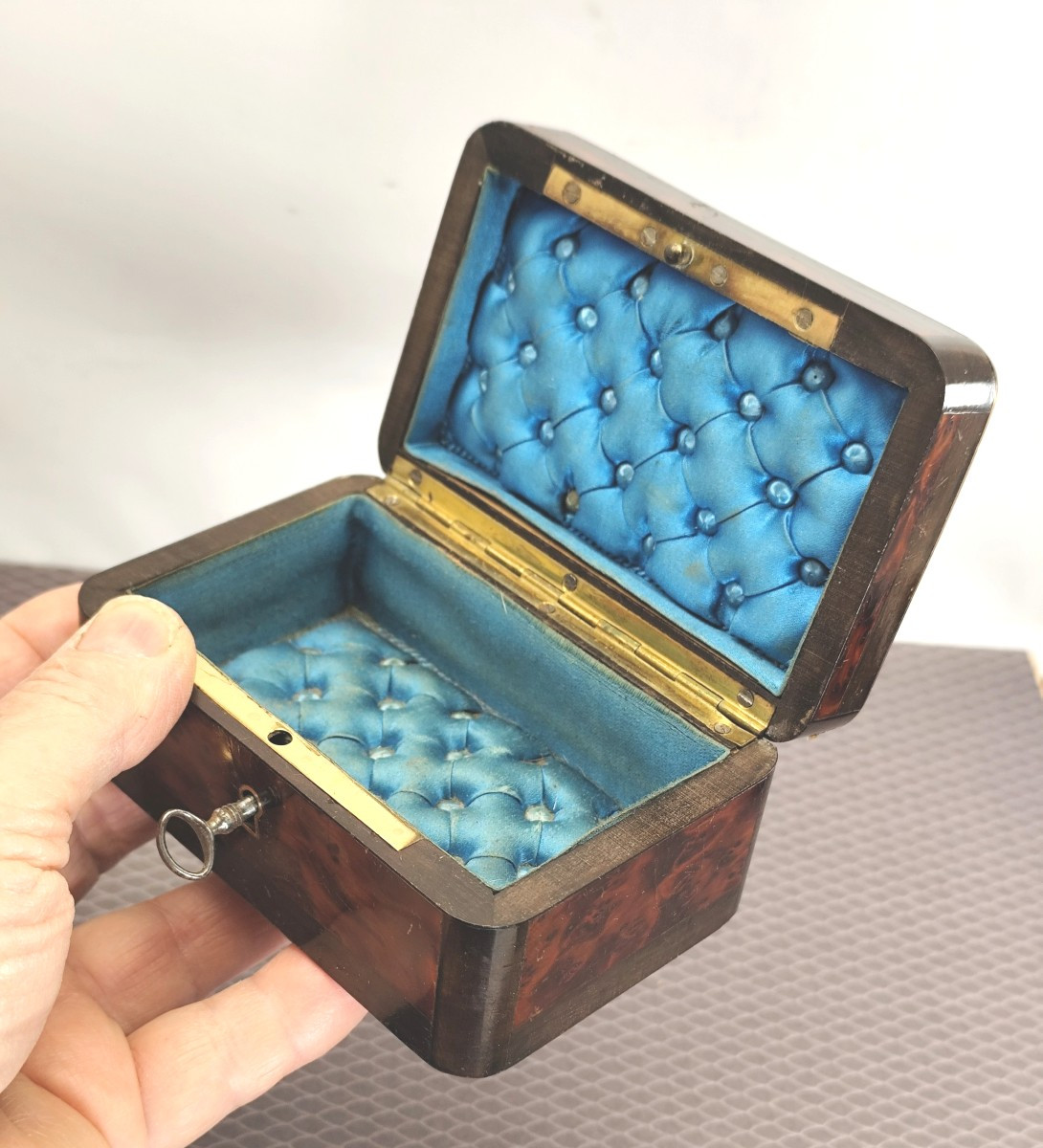 Mini coffret capitonné de Soie bleue, Marqueterie Parisienne Napoléon III-photo-2