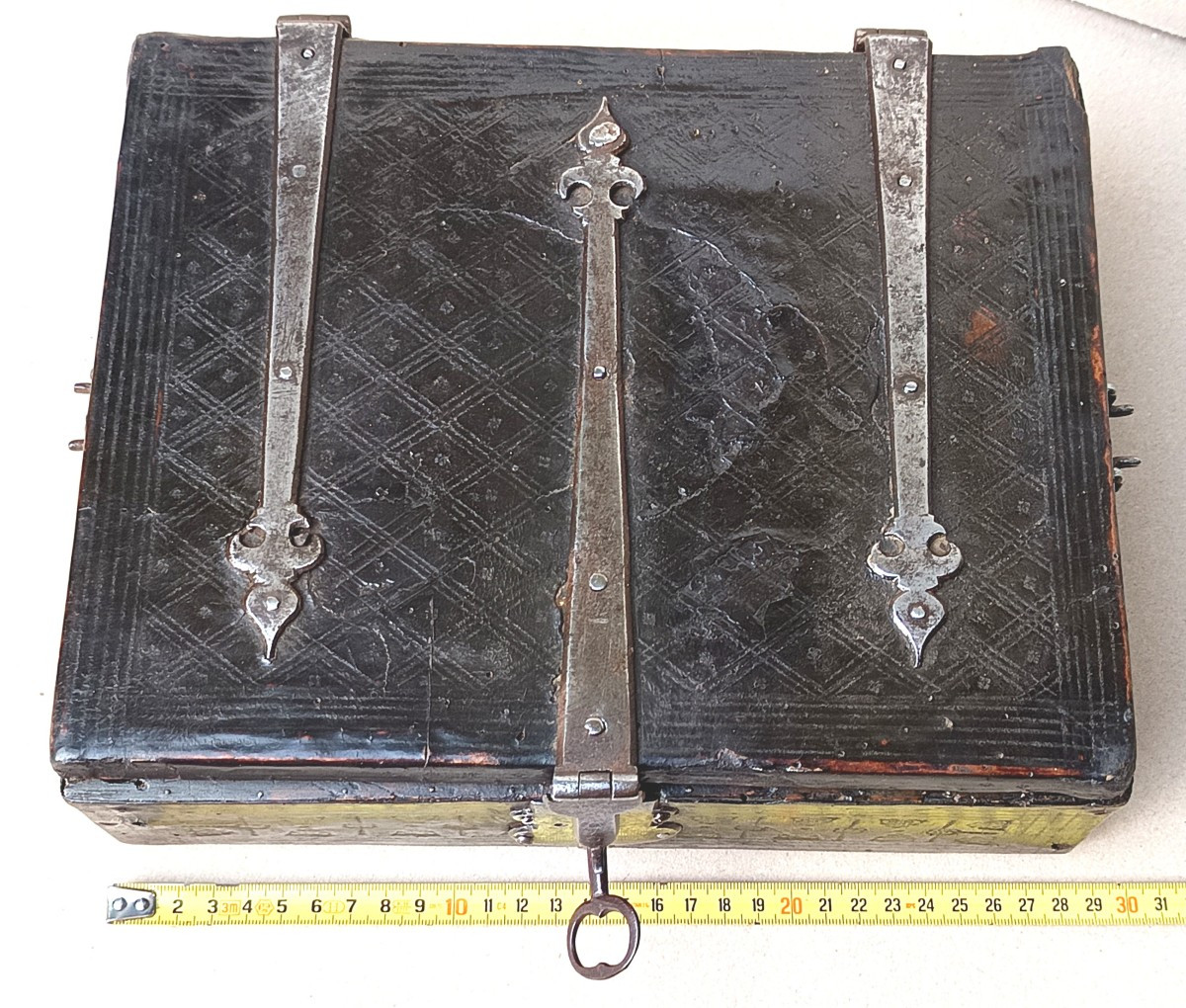 Coffret cuir incisé, époque fin gothique, fin 15e siècle, aux belles ferrures-photo-3