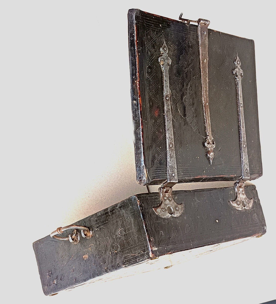 Coffret cuir incisé, époque fin gothique, fin 15e siècle, aux belles ferrures-photo-3